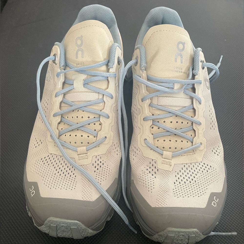 ON Cloudventure womens size 8